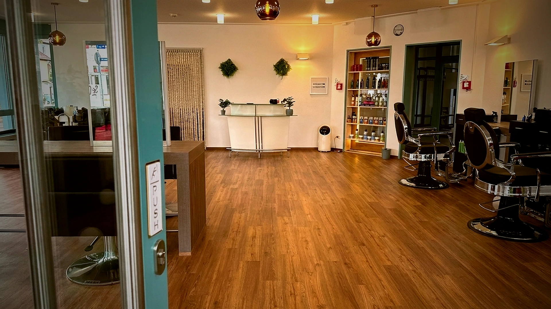Friseursalon Diljan – Eingang und Salon