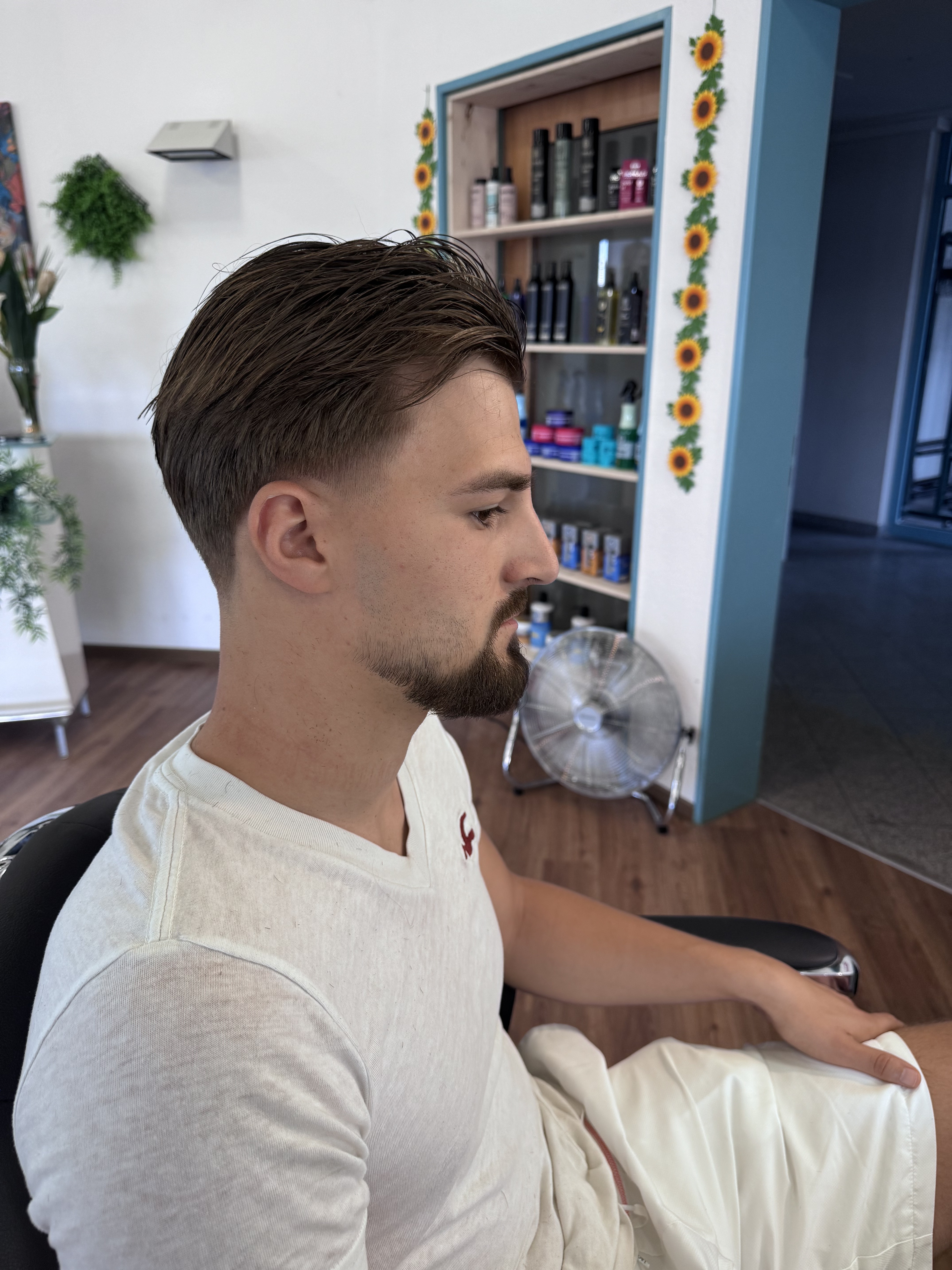Nach dem Haarschnitt – Sauberer Taper Fade mit gepflegter Textur von hinten