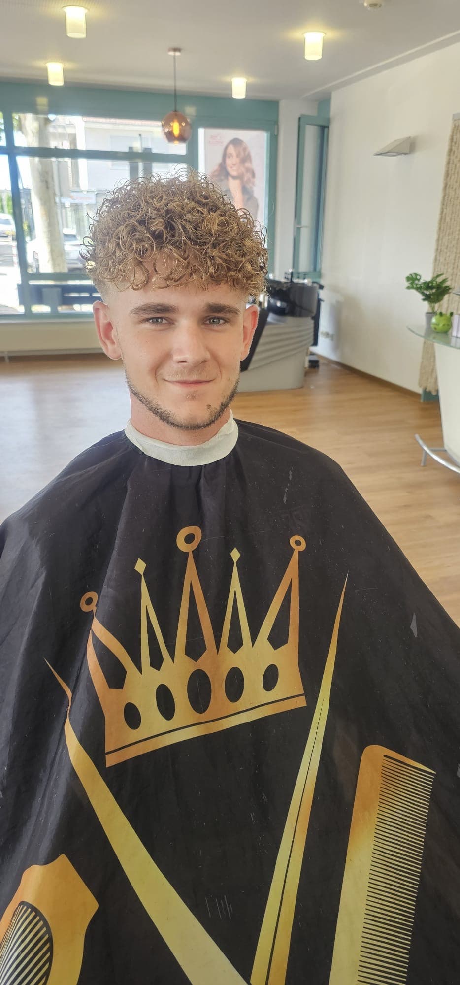Nach dem Schnitt – Curly Fade mit definiertem Lockenvolumen oben