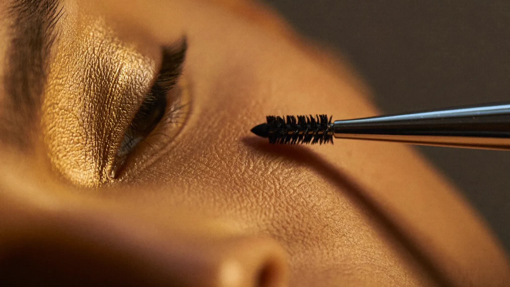 Augenbrauen oder Wimpern färben