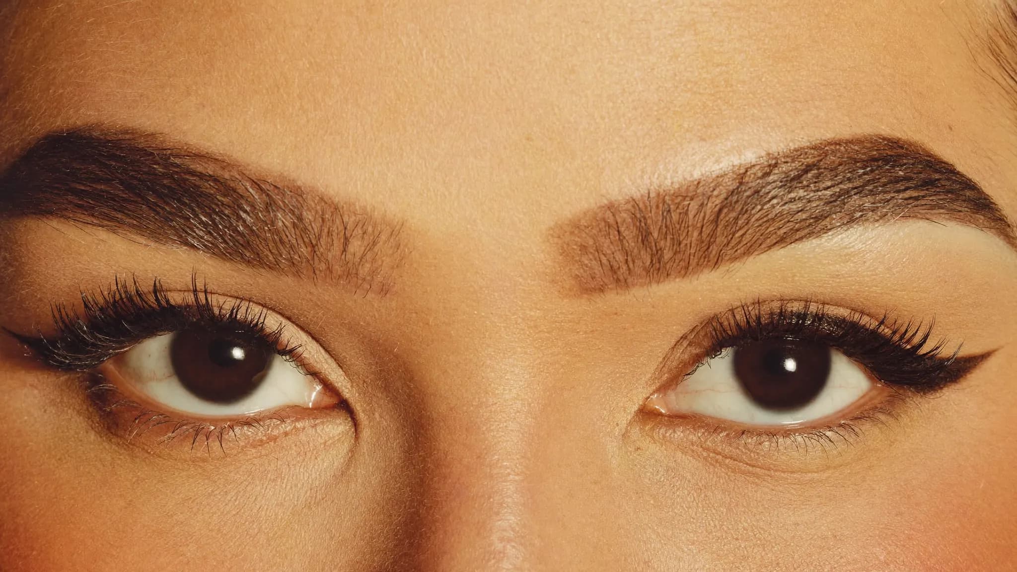 Augenbrauen und Wimpern färben